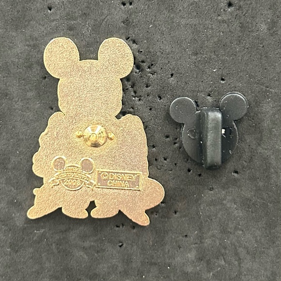 Disney Mickey Mouse with Chip & Dale Chipmunks 2006 Pin - Picture 3 of 3